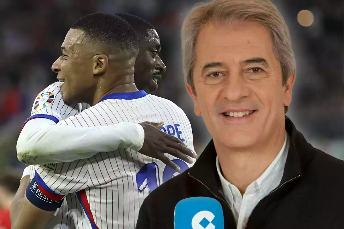 Dos futbolistas abrazándose en el campo y un hombre sonriente con un micrófono en primer plano