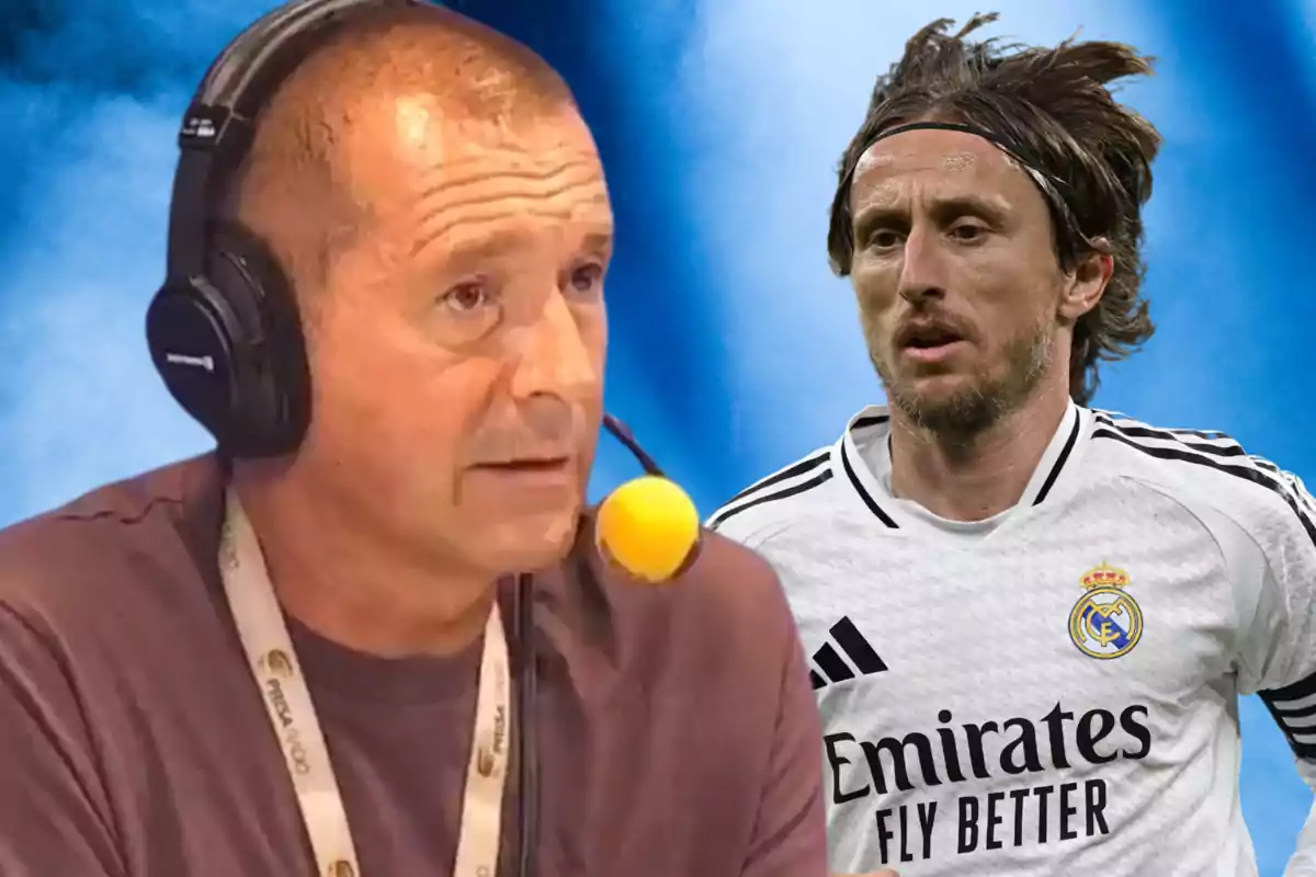 Un hombre con auriculares y micrófono junto a un jugador de fútbol con camiseta blanca.