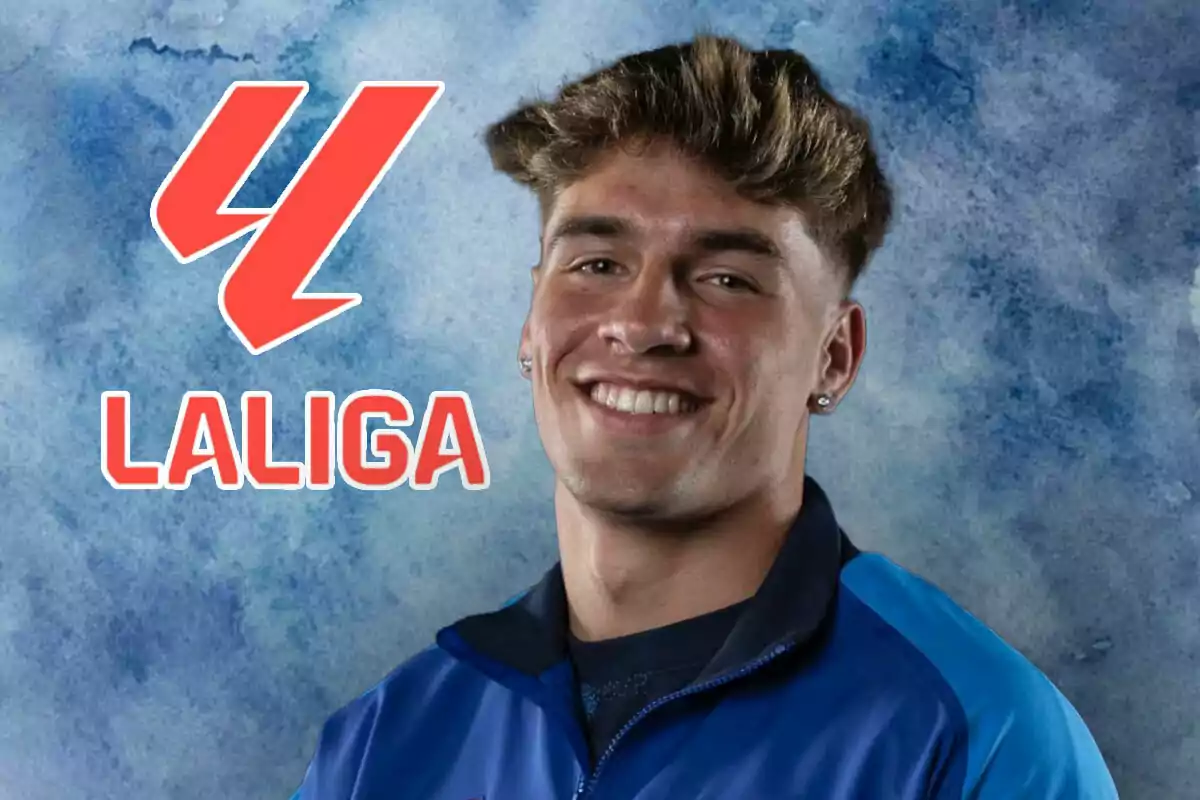 Marc Guiu sonriendo con fondo azul y el logo de LaLiga.