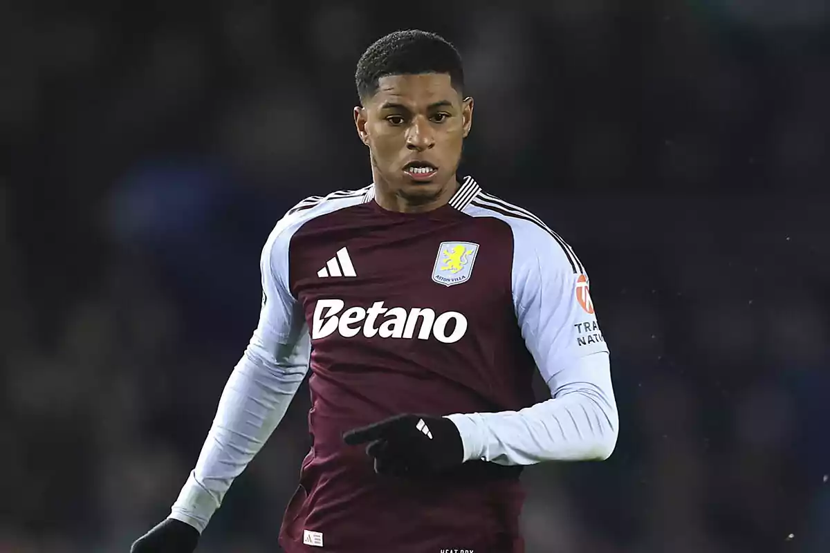 Un jugador de fútbol con el uniforme del Aston Villa en el campo de juego. Un jugador de fútbol con el uniforme del Aston Villa en el campo de juego.