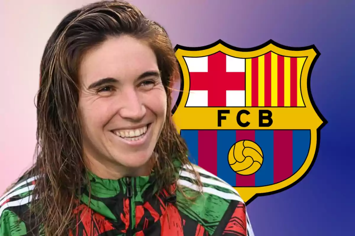 Una persona sonriendo con el escudo del FC Barcelona de fondo.