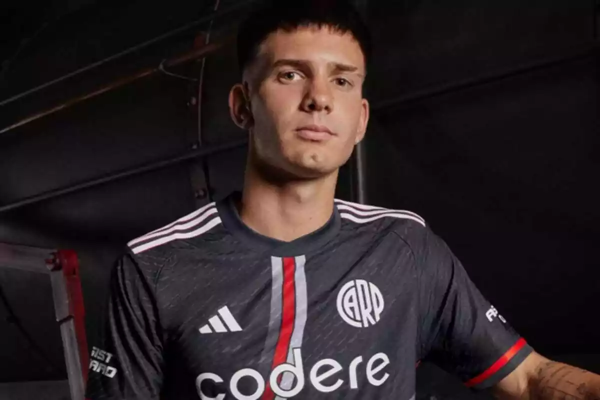 Franco Mastantuono posando con la camiseta negra de River Plate