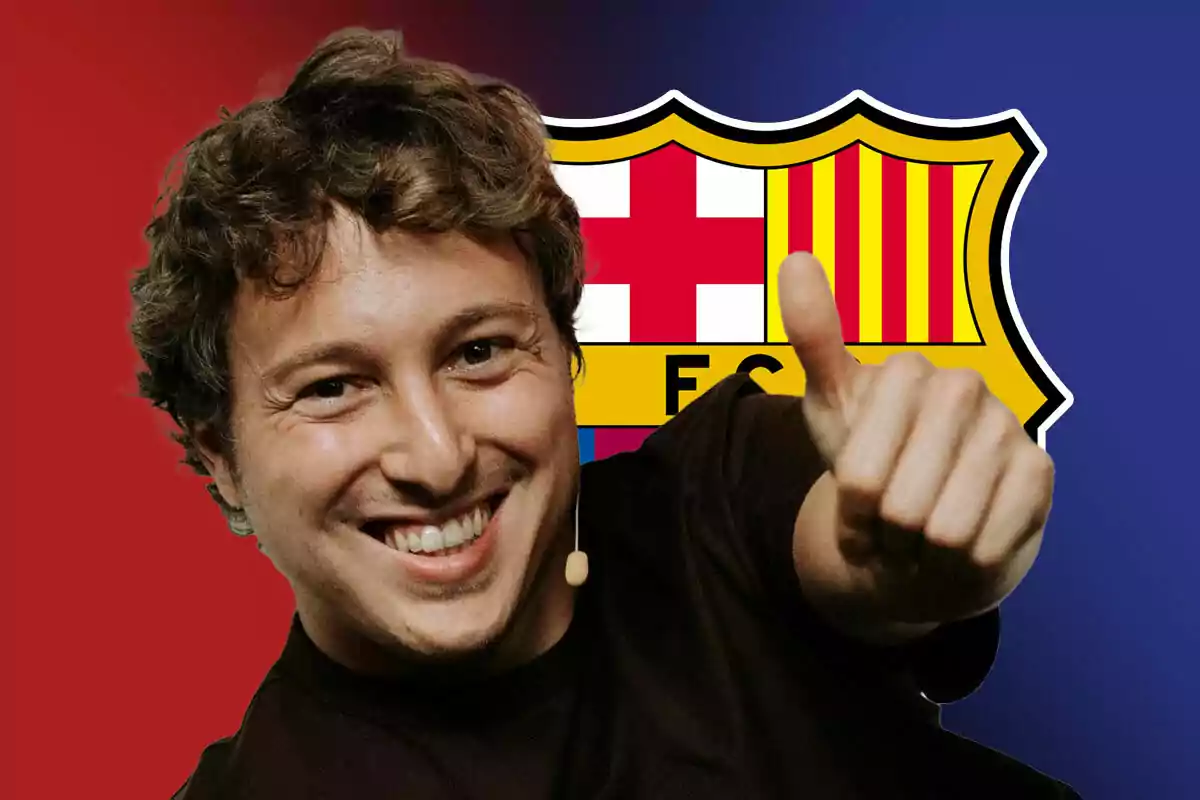 Matteo Moretto sonriente con el pulgar hacia arriba frente a un escudo del FC Barcelona.