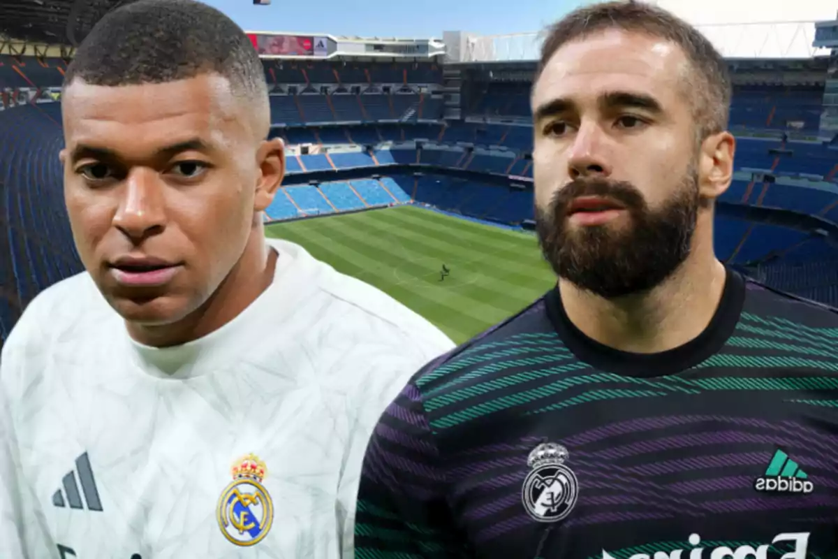 Dos jugadores de fútbol con uniformes del Real Madrid posan frente a un estadio vacío.