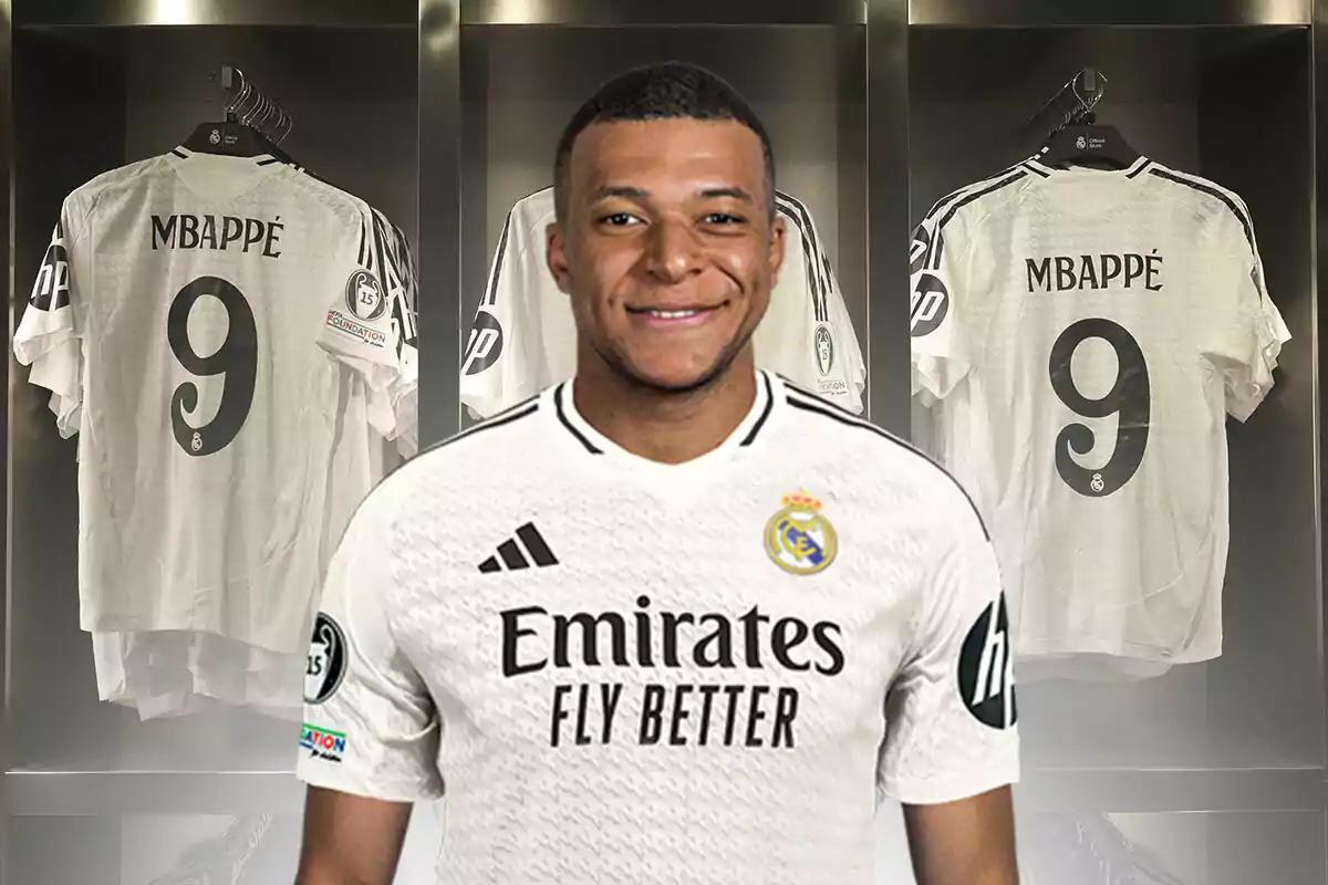 Kylian Mbappé con la camiseta del Real Madrid, con el nombre "Mbappé" y el número 9, posando frente a la tienda del Santiago Bernabéu.