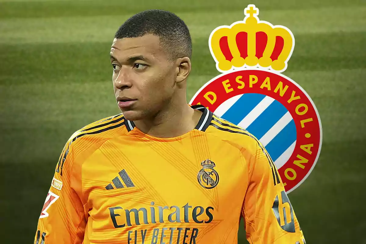 Kylian Mbappé, vestido de naranja, con el escudo del Espanyol detrás.