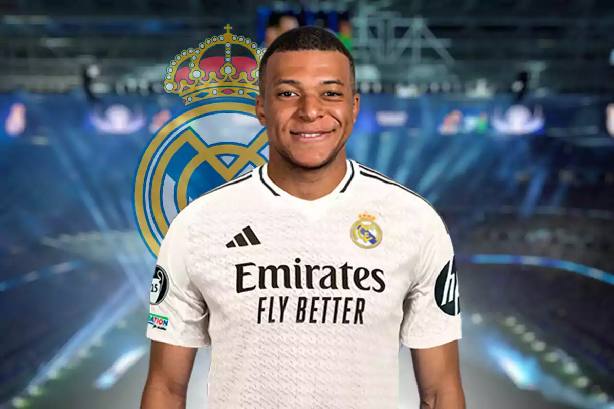 Kylian Mbappé con la camiseta del Real Madrid y el logo del equipo en el fondo.