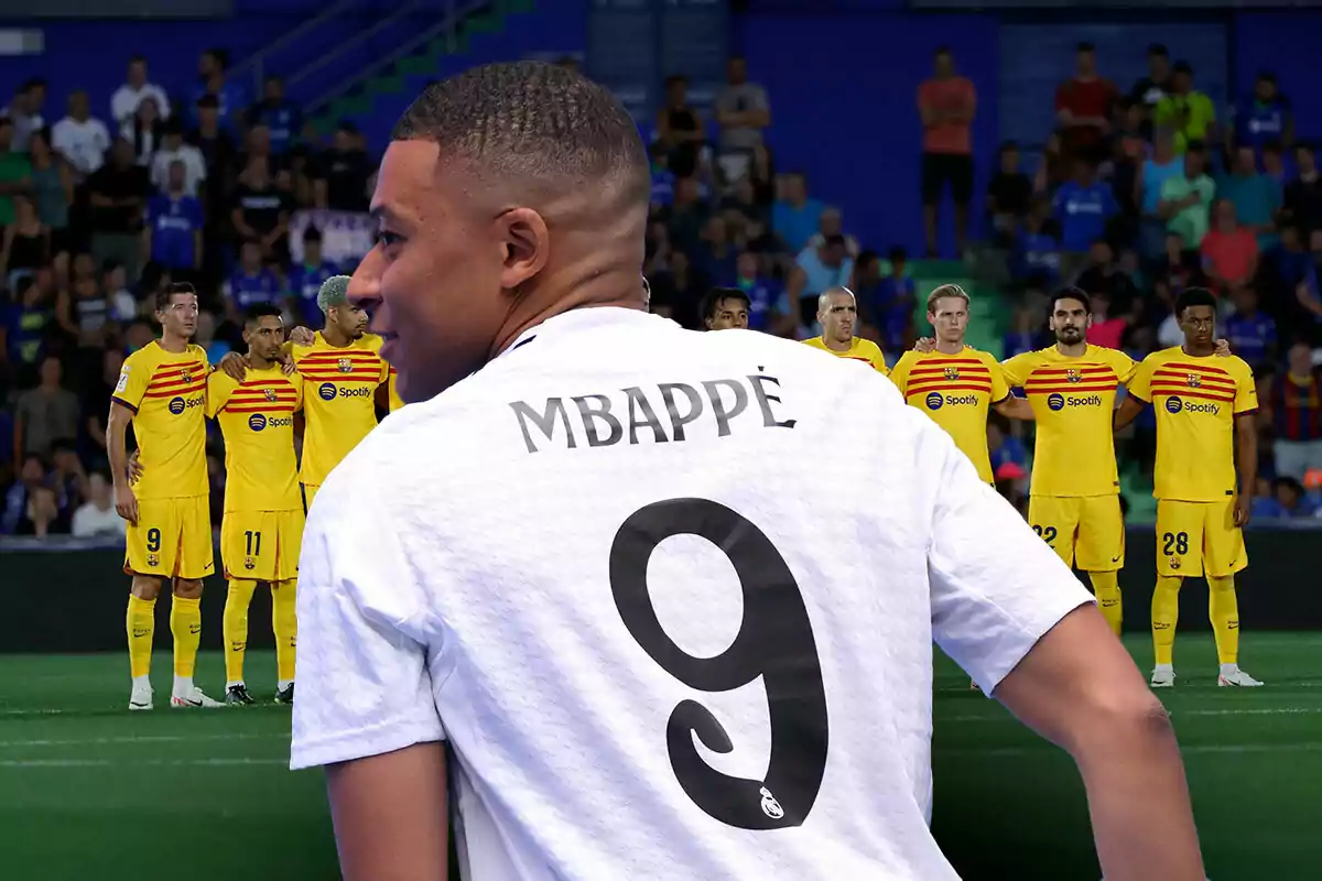 Kylian Mbappé con una camiseta blanca que tiene el nombre "Mbappé" y el número 9 en la espalda, mientras que al fondo se ve al FC Barcelona con uniformes amarillos y rojos en el campo.