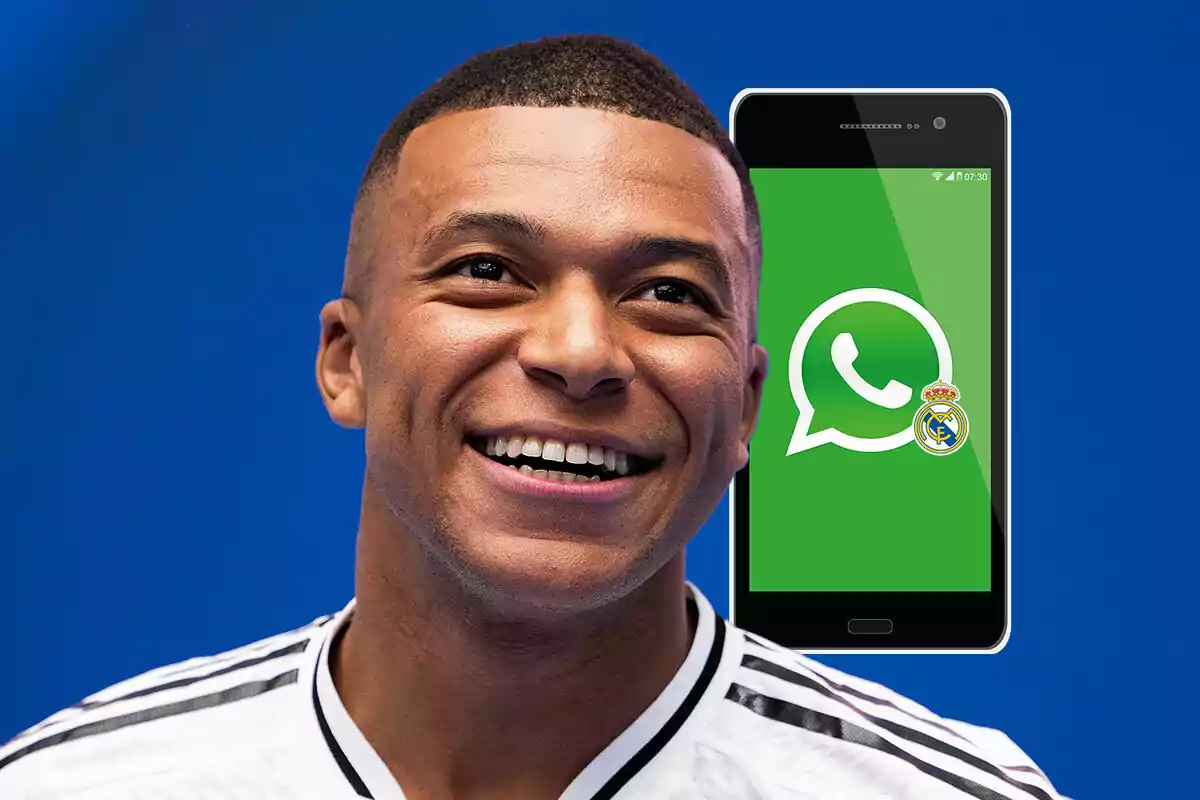 Mbappé sonriente con una camiseta del Real Madrid, con un teléfono móvil detrás de él que muestra el logo de WhatsApp y el escudo del Real Madrid.