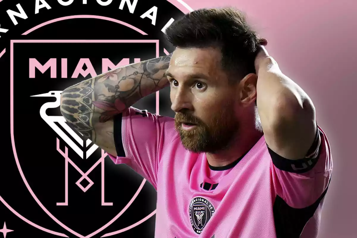 Un jugador de fútbol con camiseta rosa y tatuajes en el brazo frente al logo del Inter de Miami.