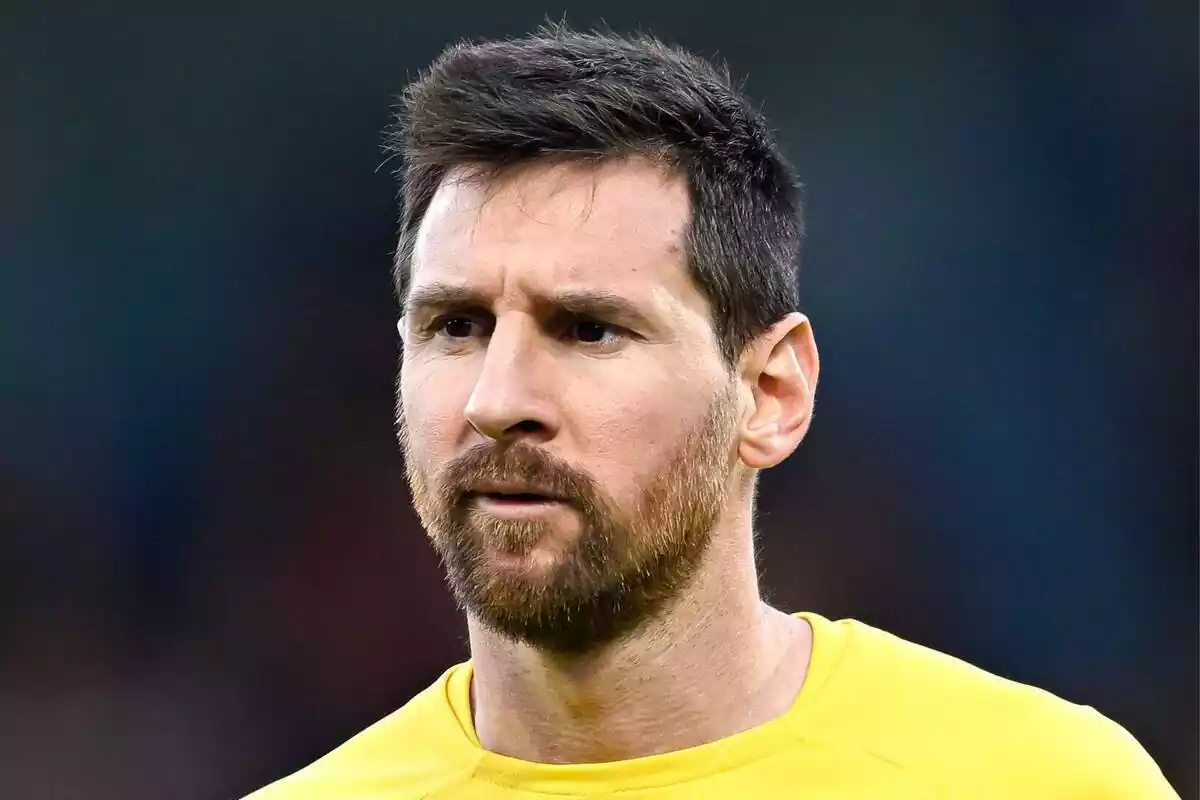 Primer plano de Lionel Messi con cara seria