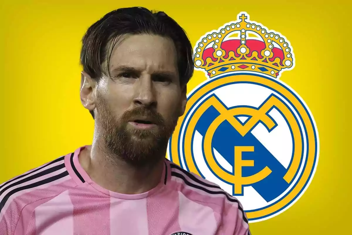 Un jugador de fútbol con camiseta rosa frente a un escudo de equipo sobre un fondo amarillo.