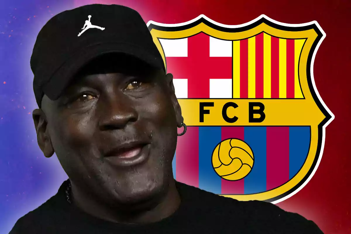 Michael Jordan con gorra negra y el logo del FC Barcelona de fondo.