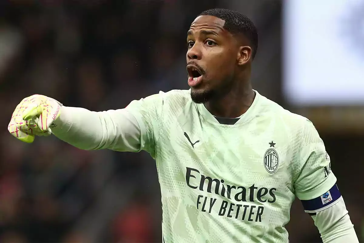 Portero del AC Milan con uniforme verde claro y guantes señalando con el brazo extendido durante un partido Portero del AC Milan con uniforme verde claro y guantes señalando con el brazo extendido durante un partido