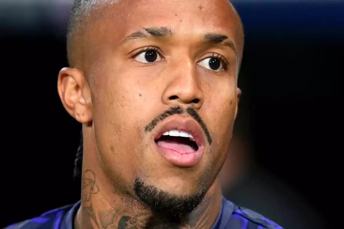 Éder Militao with his mouth open in close-up