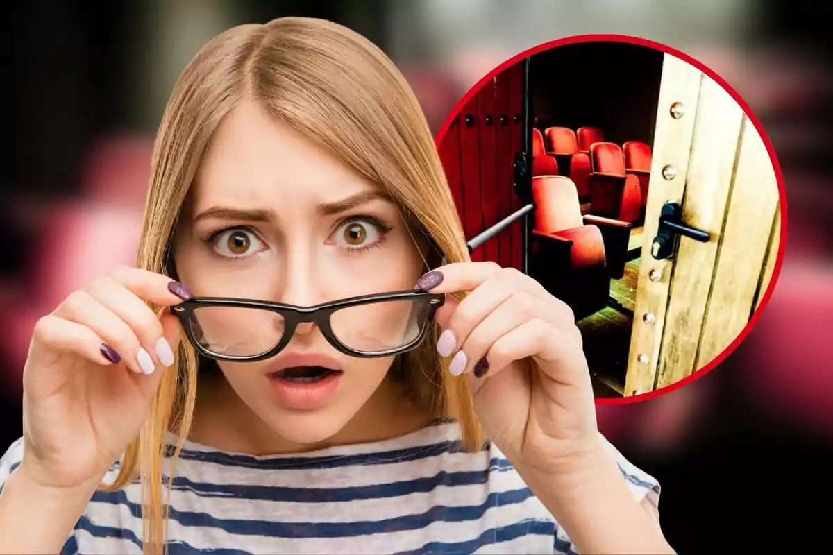 Mujer sorprendida levantando sus gafas con una imagen de una sala de cine vacía en el fondo.