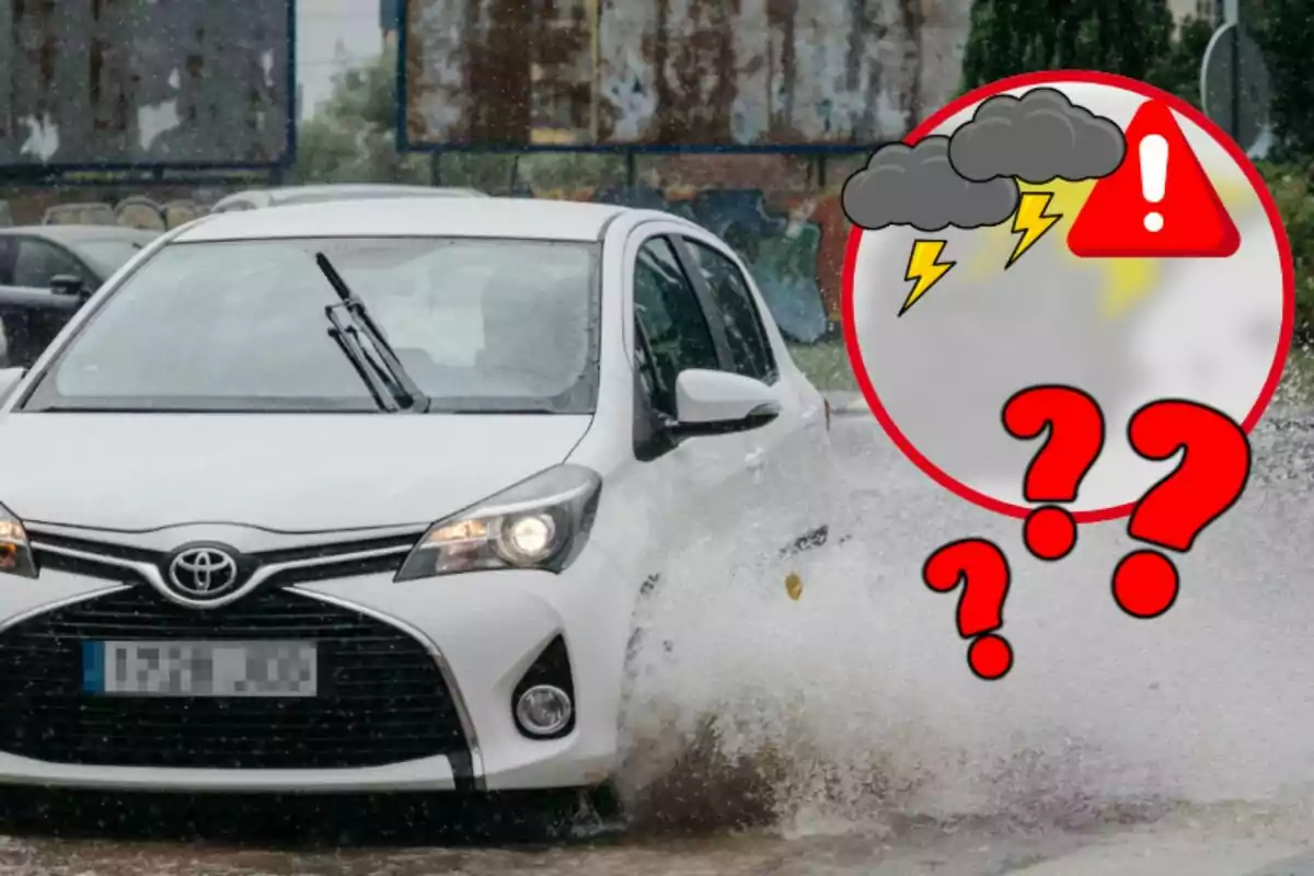 Un coche blanco de la marca Toyota circula por una calle inundada bajo la lluvia, con un símbolo de advertencia de tormenta y signos de interrogación en la esquina derecha.