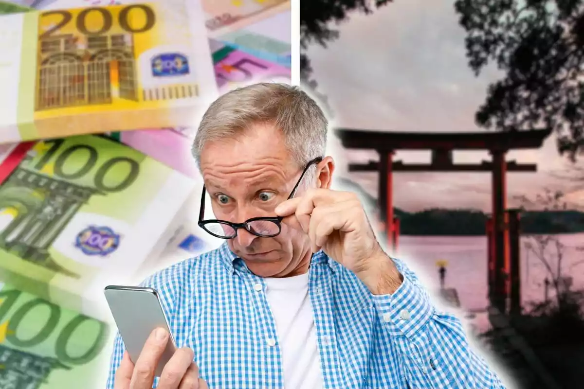 Un hombre mayor con camisa a cuadros azules y blancas mira sorprendido su teléfono móvil, con billetes de euro y un paisaje con un torii japonés de fondo.