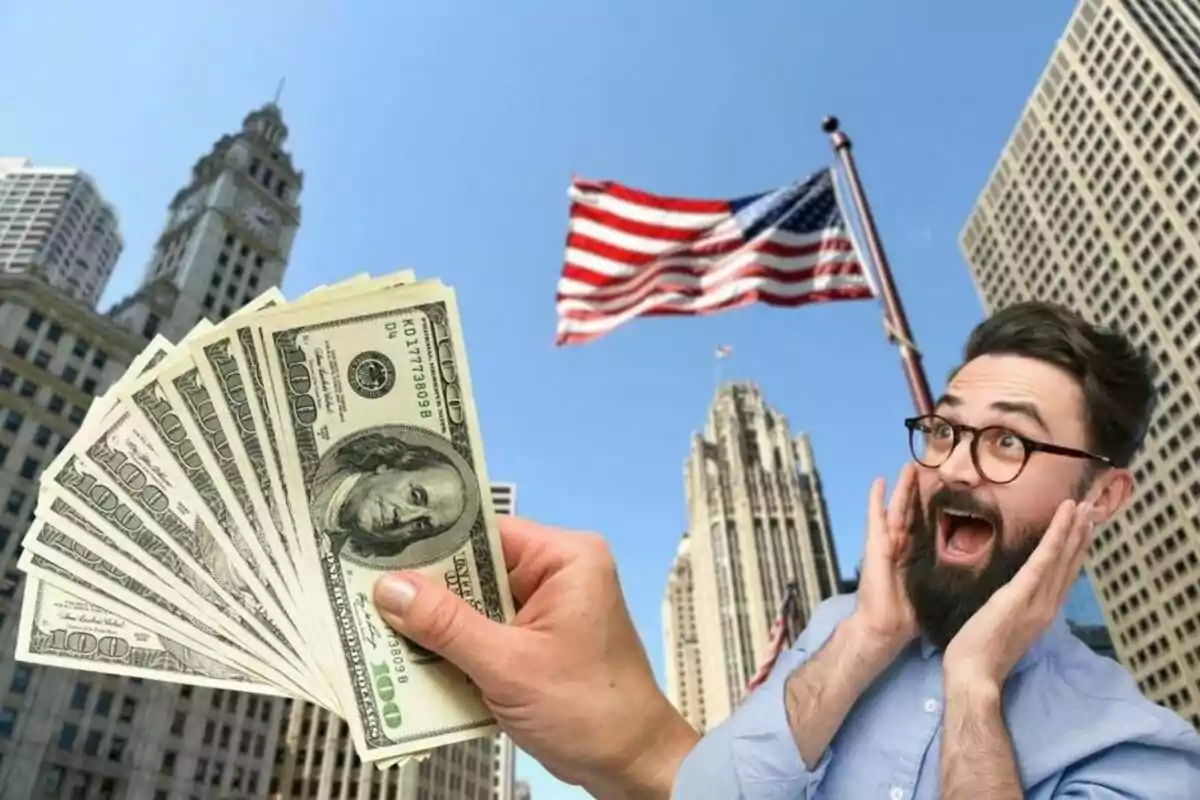 Un hombre con expresión de sorpresa mira un abanico de billetes de cien dólares en un entorno urbano con edificios altos y una bandera de Estados Unidos ondeando en el fondo. Un hombre con expresión de sorpresa mira un abanico de billetes de cien dólares en un entorno urbano con edificios altos y una bandera de Estados Unidos ondeando en el fondo.
