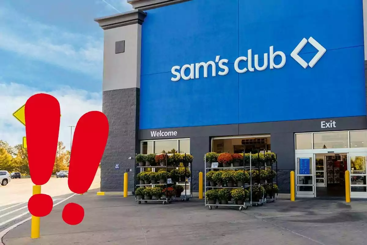 Entrada de una tienda Sam's Club con un gran signo de exclamación rojo en el frente. Entrada de una tienda Sam's Club con un gran signo de exclamación rojo en el frente.