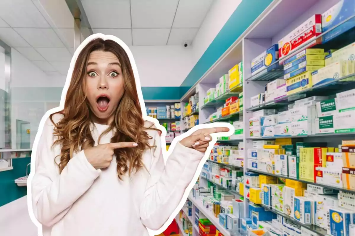Una mujer sorprendida señala hacia estantes llenos de productos en una farmacia. Una mujer sorprendida señala hacia estantes llenos de productos en una farmacia.