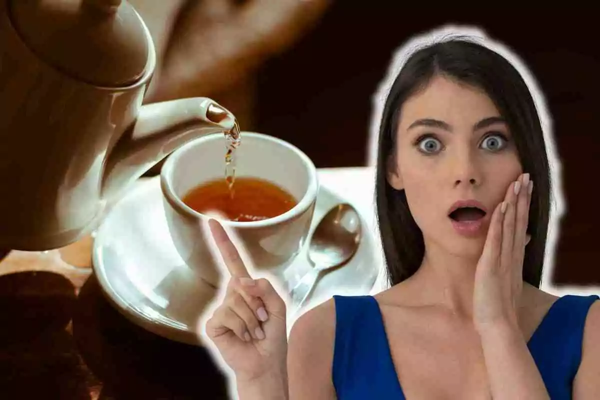 Una mujer con expresión de sorpresa señala una taza de té mientras se vierte el líquido desde una tetera.