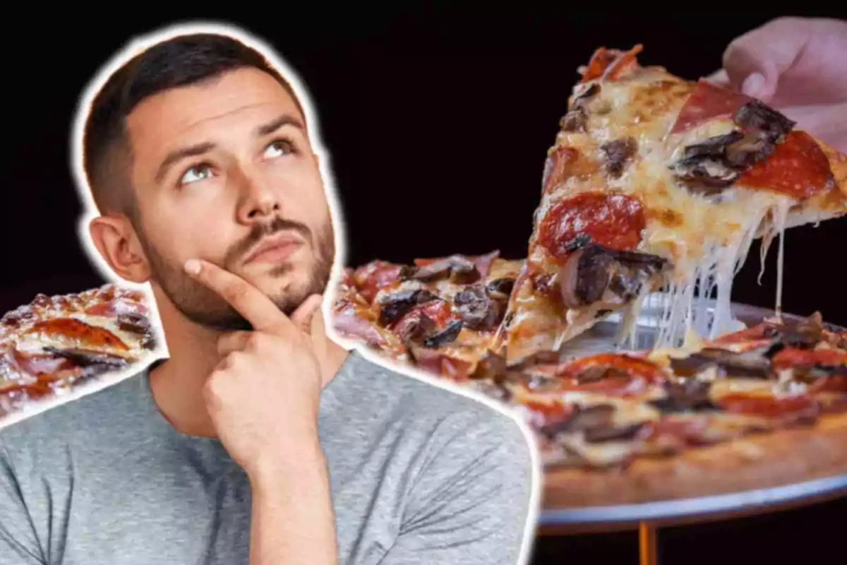 Un hombre pensativo con la mano en el mentón mira hacia arriba mientras una mano sostiene una rebanada de pizza con pepperoni y champiñones.