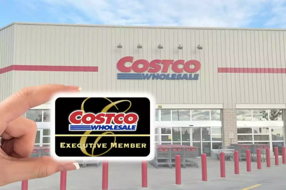 Persona sosteniendo una tarjeta de membresía ejecutiva de Costco frente a la entrada de una tienda Costco Wholesale. Persona sosteniendo una tarjeta de membresía ejecutiva de Costco frente a la entrada de una tienda Costco Wholesale.