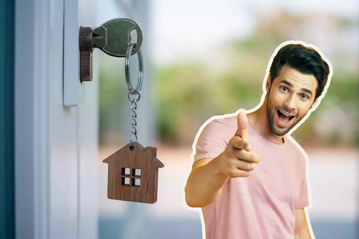 Un hombre sonriente señalando hacia adelante con una llave en una cerradura y un llavero en forma de casa. Un hombre sonriente señalando hacia adelante con una llave en una cerradura y un llavero en forma de casa.