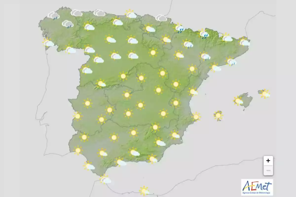 Mapa meteorológico de España mostrando mayormente cielos despejados y soleados en la mayor parte del país, con algunas nubes y lluvias en el norte y noreste.