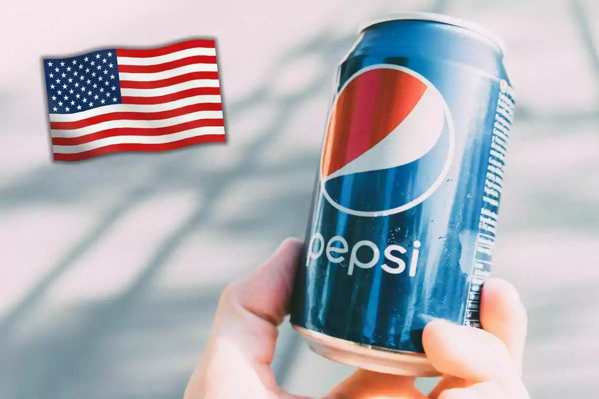 Persona sosteniendo una lata de Pepsi con una bandera de Estados Unidos al fondo Persona sosteniendo una lata de Pepsi con una bandera de Estados Unidos al fondo