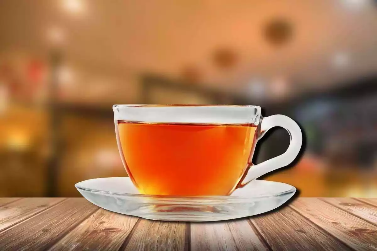 Montaje de una taza de té encima de una mesa Montaje de una taza de té encima de una mesa
