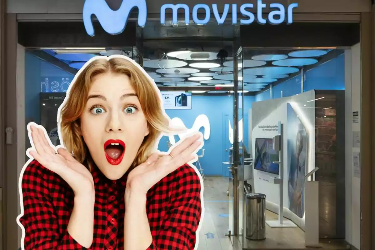 Una mujer con expresión de sorpresa frente a una tienda de Movistar.