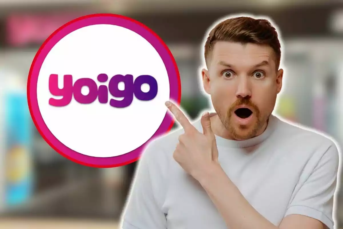 Un hombre sorprendido señala el logo de Yoigo.