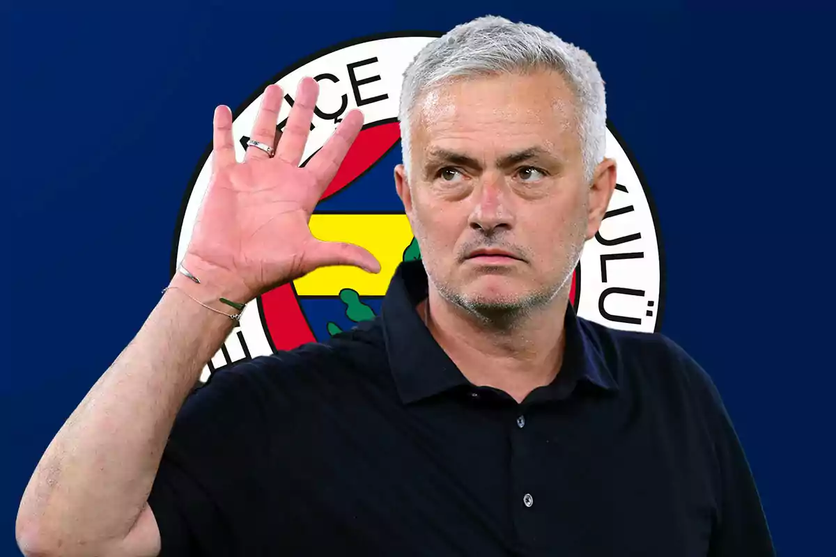 Mourinho enseña la palma de la mano, detrás el escudo del Fenerbahçe