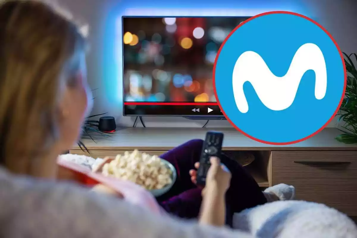 Una mujer maneja el mando a distancia delante del televisor, y en el círculo, el logo de Movistar Una mujer maneja el mando a distancia delante del televisor, y en el círculo, el logo de Movistar