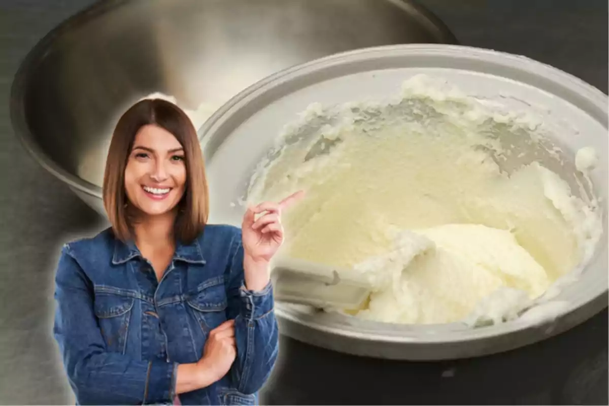 Una mujer sonriente con una chaqueta de mezclilla señala hacia un recipiente lleno de helado de vainilla. Una mujer sonriente con una chaqueta de mezclilla señala hacia un recipiente lleno de helado de vainilla.