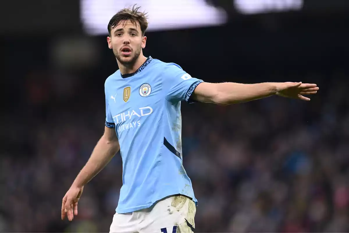 Un jugador de fútbol con el uniforme del Manchester City en el campo durante un partido.