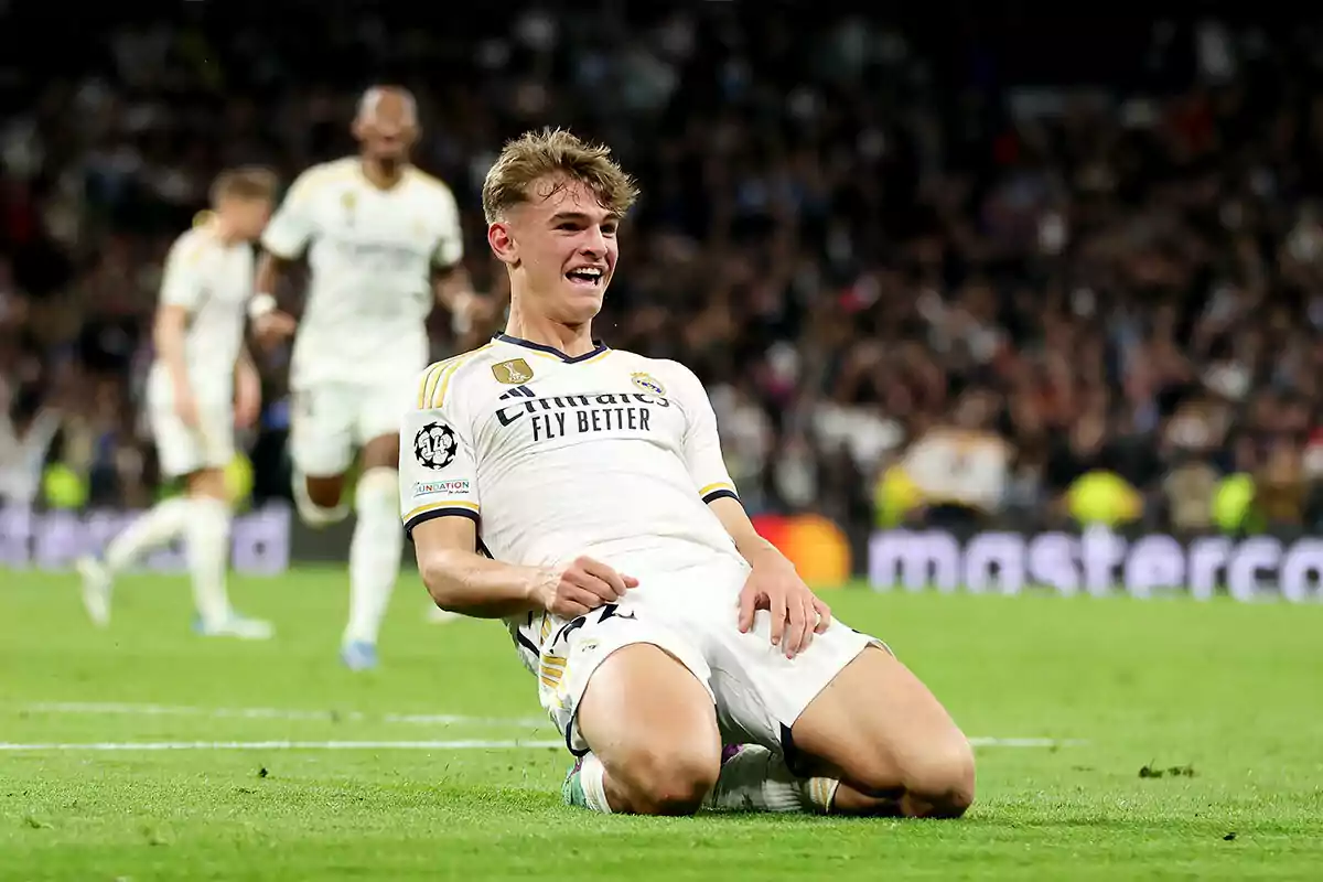 Nico Paz celebrando un gol en el Santiago Bernabéu con compañeros del Real Madrid al fondo.