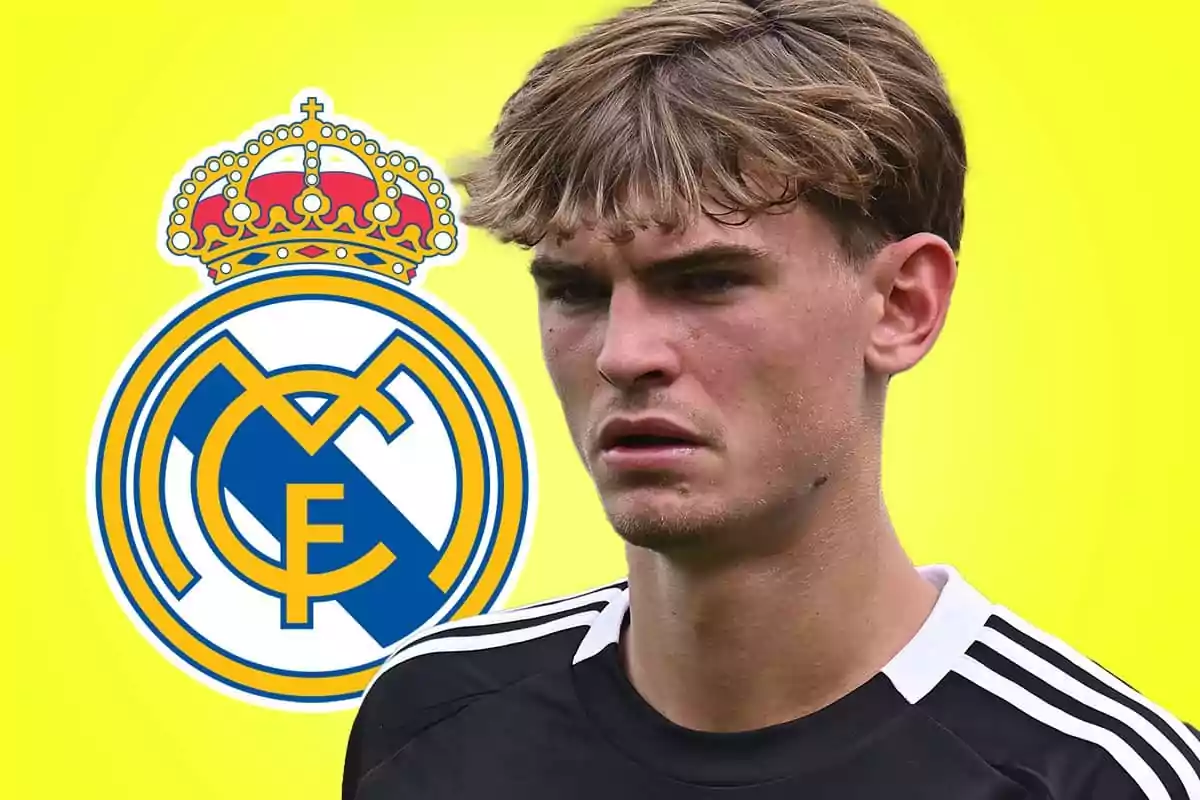 Joven futbolista con camiseta negra frente al escudo del Real Madrid sobre fondo amarillo