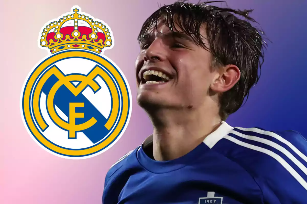 Un jugador de fútbol sonriente con el escudo del Real Madrid al fondo.