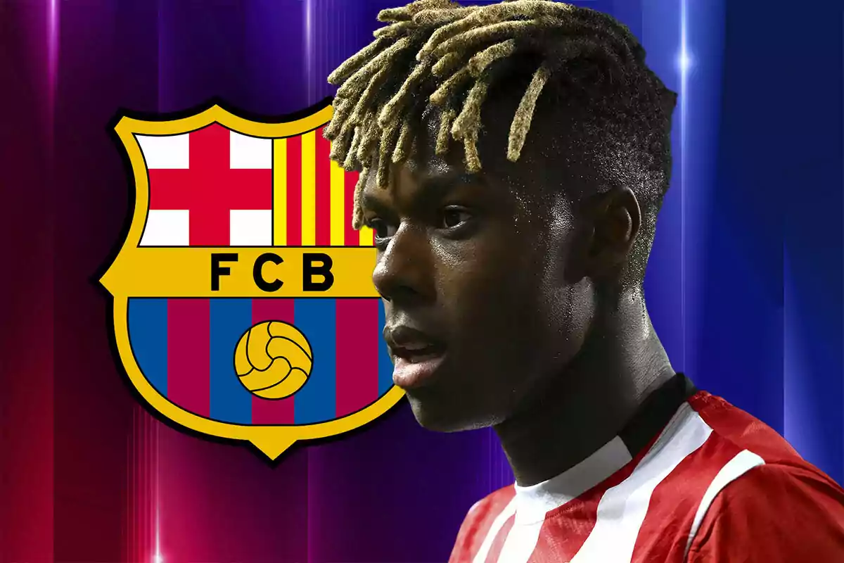 Futbolista con camiseta rojiblanca frente al escudo del FC Barcelona sobre un fondo azul y rojo