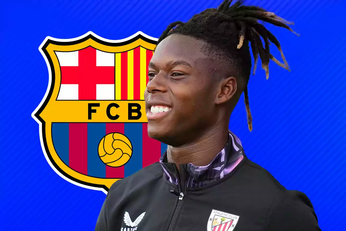 Nico Williams sonriendo con el escudo del FC Barcelona de fondo.