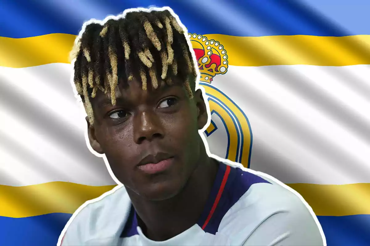 Nico Williams mira a un lado, detrás una bandera del Real Madrid