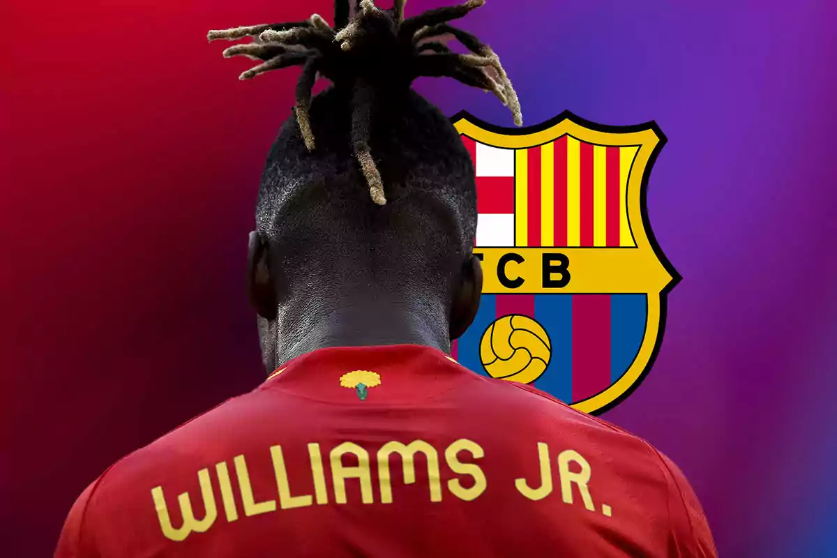 Nico Williams con camiseta roja de espaldas con el nombre "Williams Jr." y el escudo del FC Barcelona al fondo.