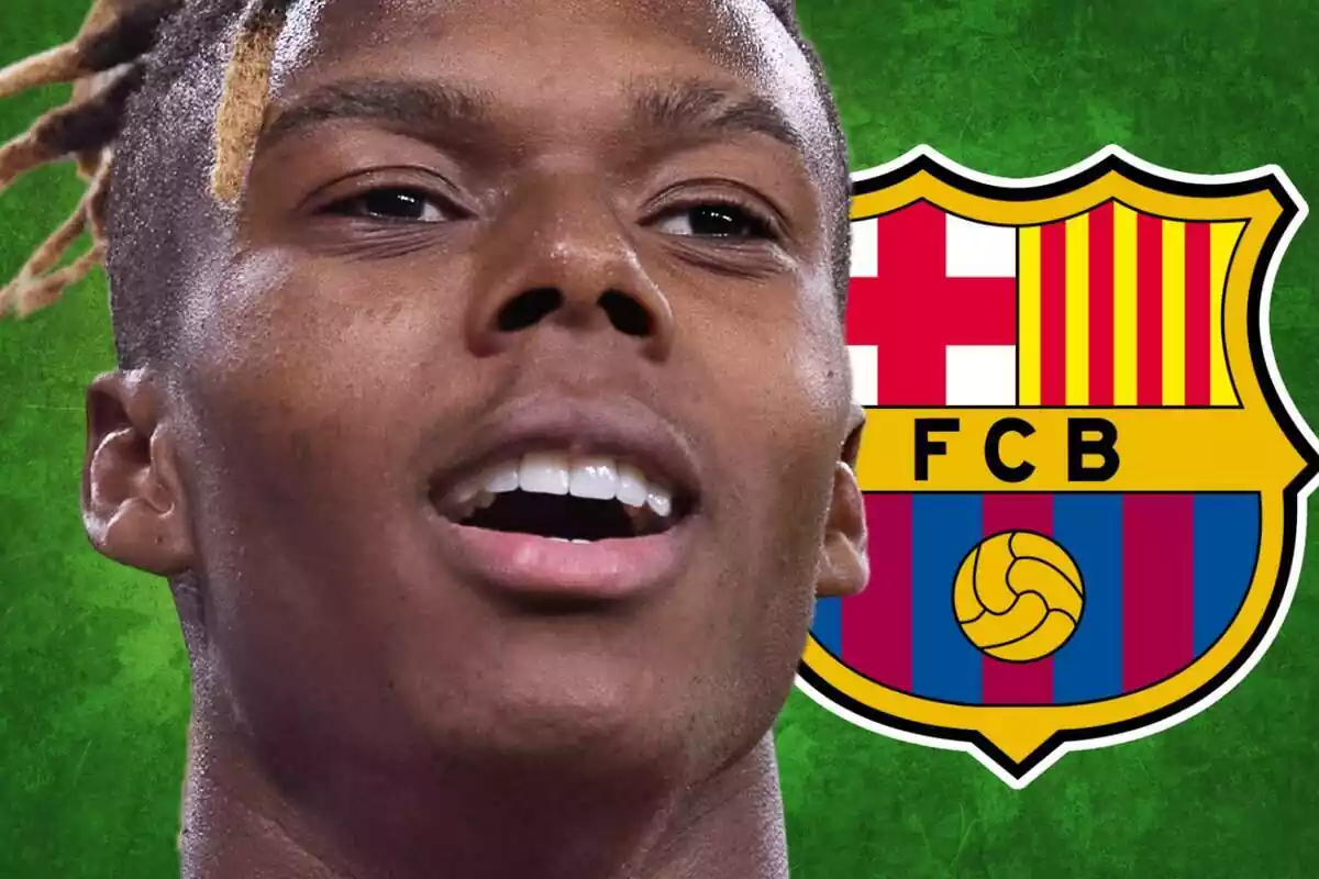 Nico Williams with the FC Barcelona shield behind on a green background