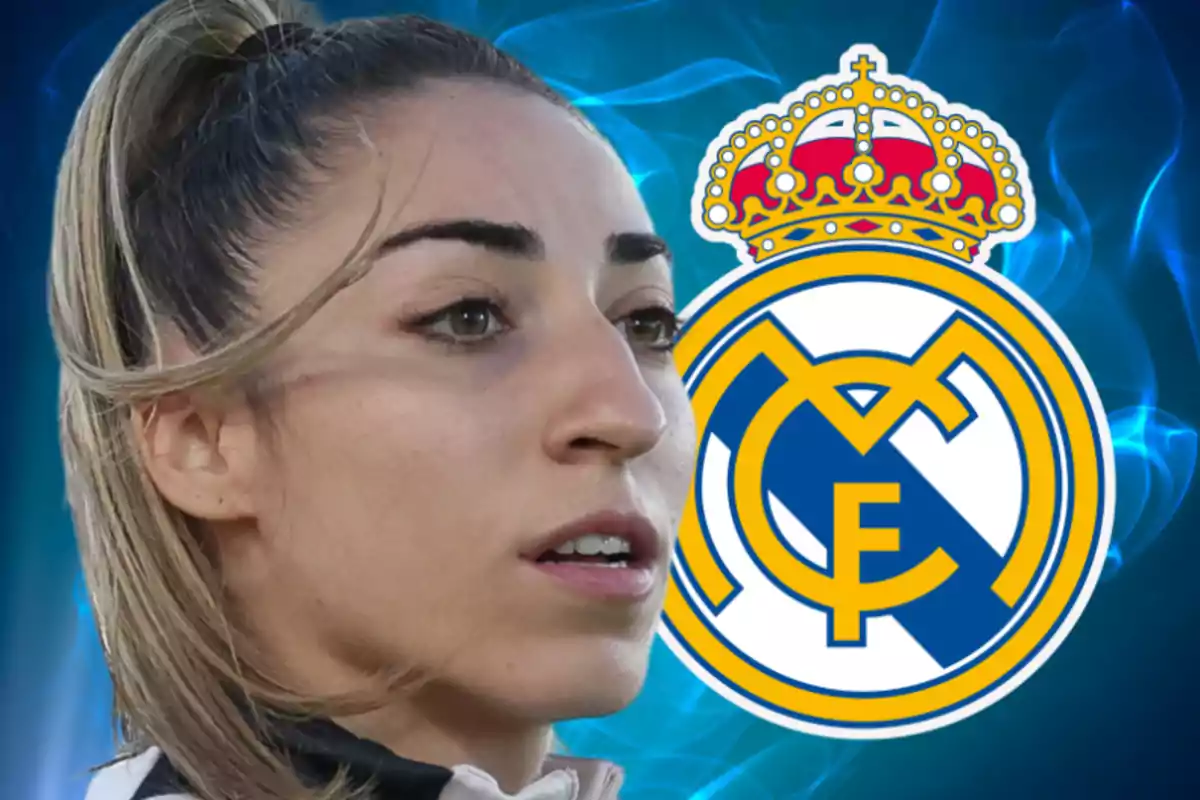 Una persona con el logo del Real Madrid de fondo.