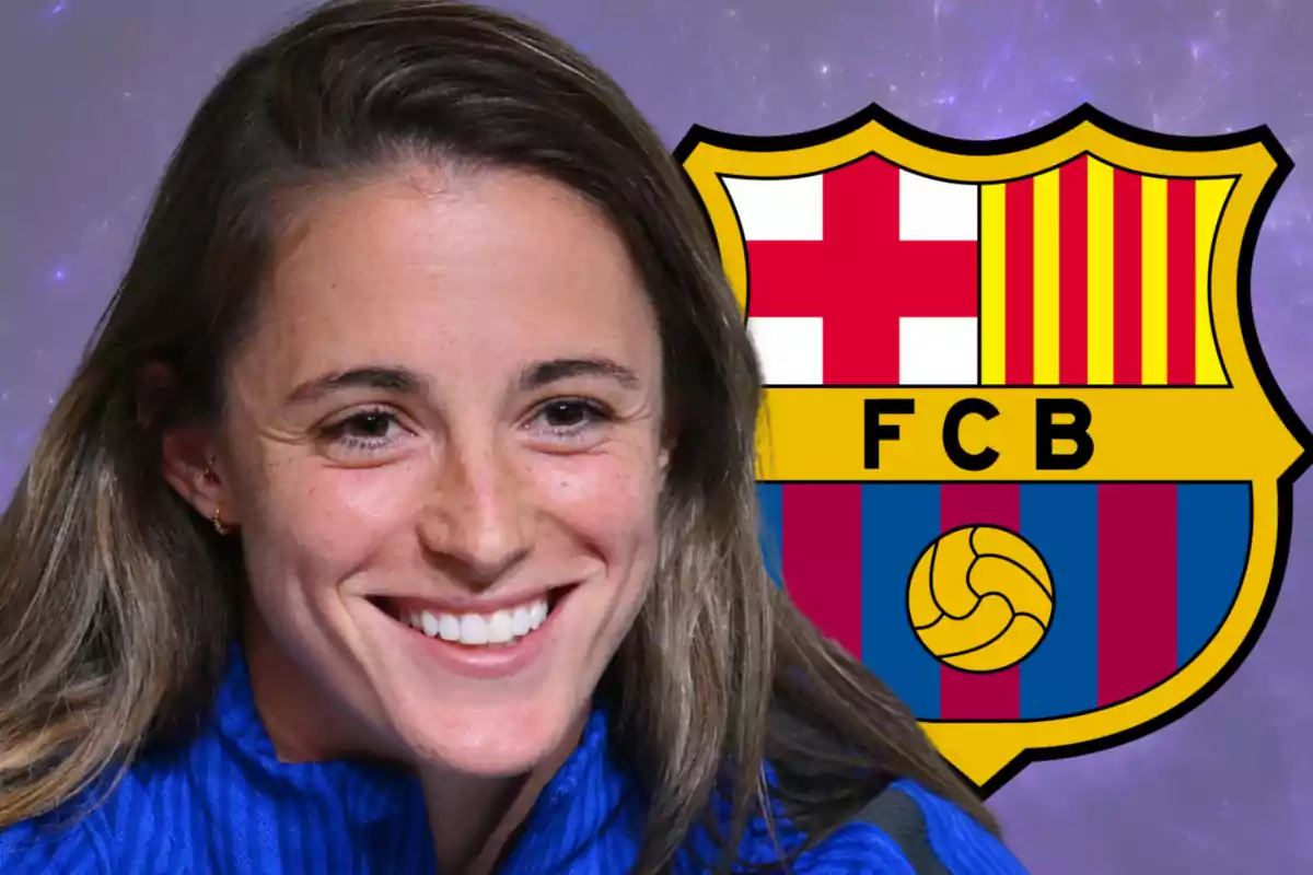 Una persona sonriendo con el escudo del FC Barcelona de fondo.