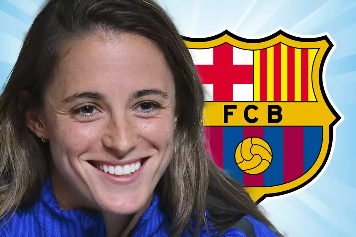 Mujer sonriente con chaqueta azul frente al escudo del FC Barcelona