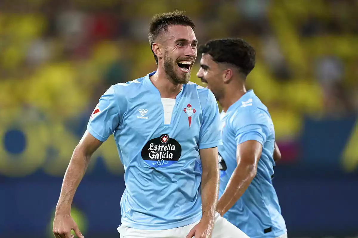 Óscar Mingueza, in light blue jersey, celebrate on the field.